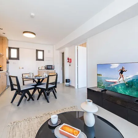 Finikoudes Marina View 102 דירה