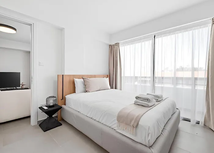 Finikoudes Marina View 102 * لارنكا