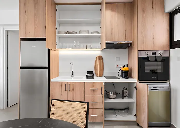 Finikoudes Marina View 102 * لارنكا