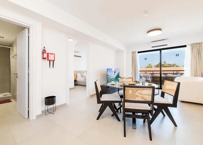 Finikoudes Marina View 102 * لارنكا