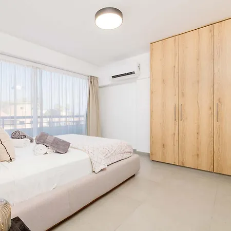 Finikoudes Marina View 102 لارنكا